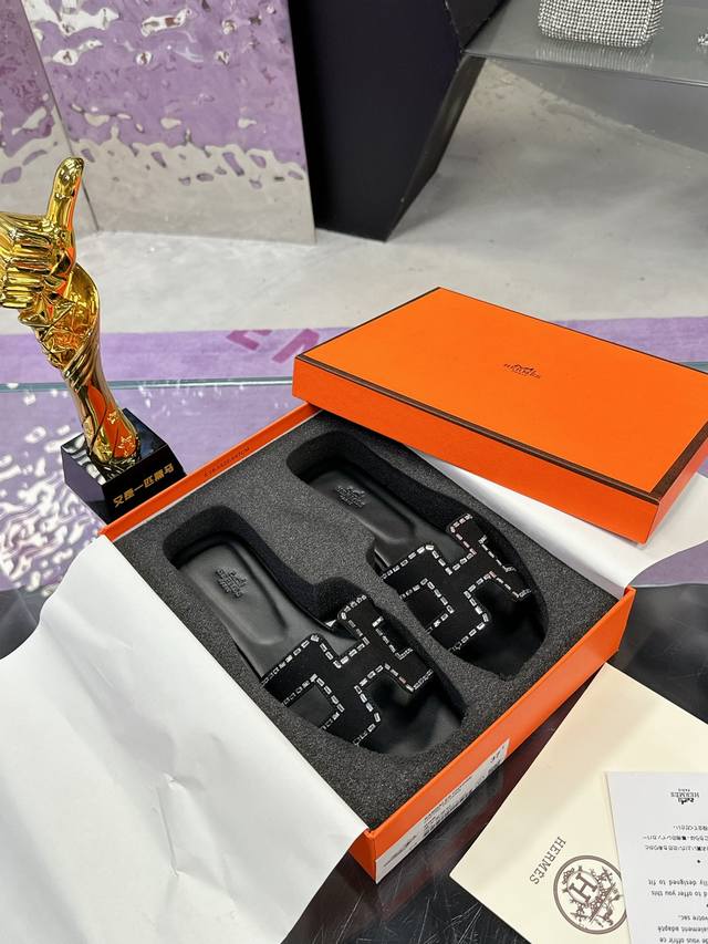 工厂P价P： 爱马仕H拖全网优势放货外单最爱的一款 大厂手工 跑量款 精致工艺 2025新色，中底全包，全新改版 HermèS 包装升级，版型做工材料升级。 市