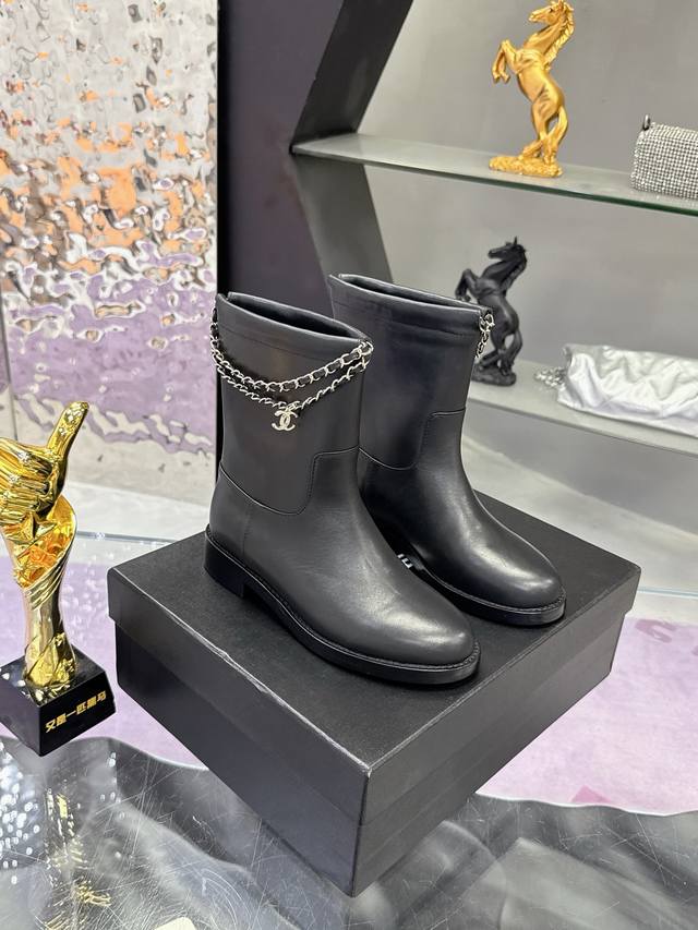 工厂P价P： Chane*25B皮穿链条四叶草双C平底短靴小香秋冬新款 香奈儿靴子系列 鞋子轻便舒适一脚蹬， 鞋面：高丝光面料 内里：牛皮内里 筒高：约20Cm