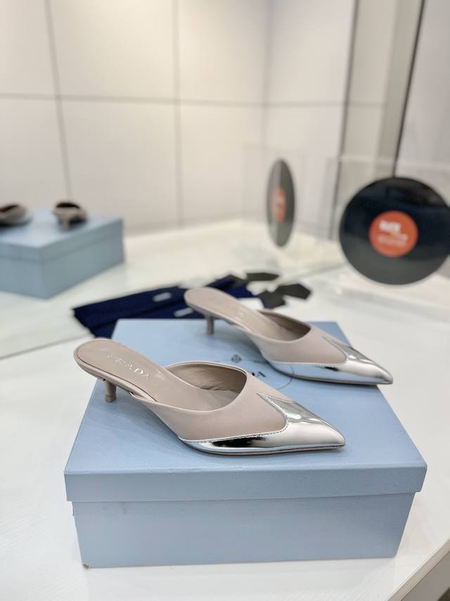 工厂P价 普拉达真丝 春夏专柜新品。可萌可甜的高跟拖鞋 性感而不失可爱！上脚绝美的T台走秀明星网红同款 清新风带点贵气的感觉，上脚非常完美。Hk原版购入，1:1
