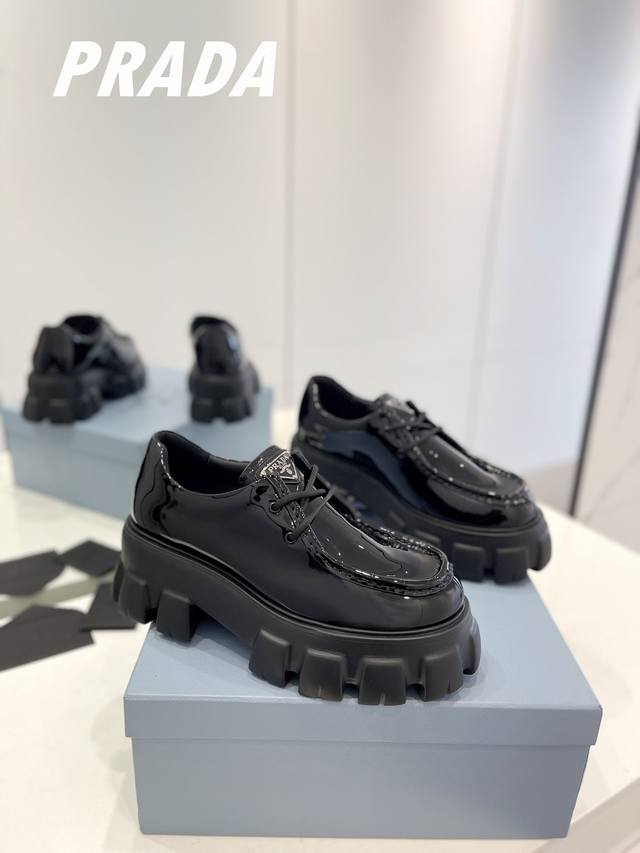 工厂P价 男10 顶级版本普拉达 情侣款 经典的车轮厚底+经典的乐福鞋面Prada这款厚底休闲不失误的款好鞋子，1：1还原的鞋子 鞋底不重，脚感超级舒适， 鞋底