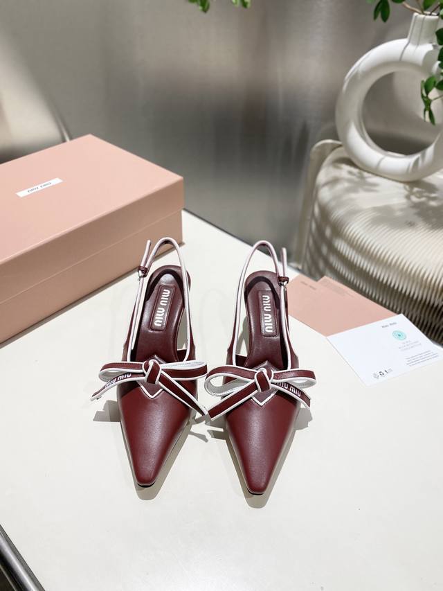 出厂价P Miumiu2025新款后空凉鞋系列时尚洋气 夏日清凉标配，面料材质 .羊皮+蝴蝶结元素搭配，垫脚羊皮里 意大利进口真皮大底 码数: 34-41 34