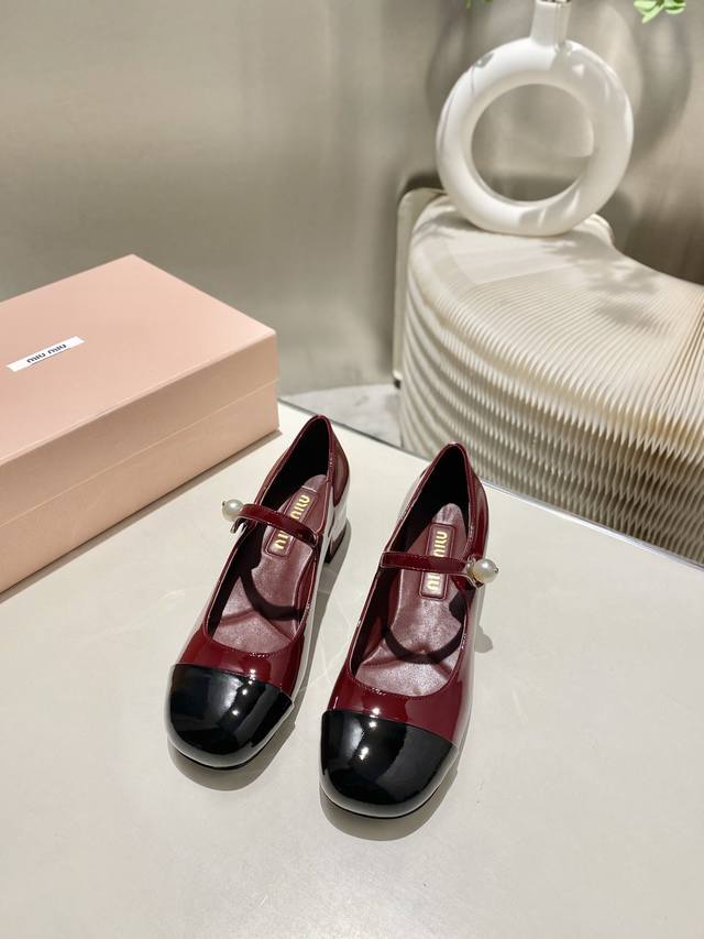 出厂价P 跟高4.5.Cm顶级品质 Miu Miu 2025夏季新款火爆款 全新超美链条装饰搭配 时尚淑女气质十足 双色拼接 又不乏美艳色彩外侧附带弹力象巾 上