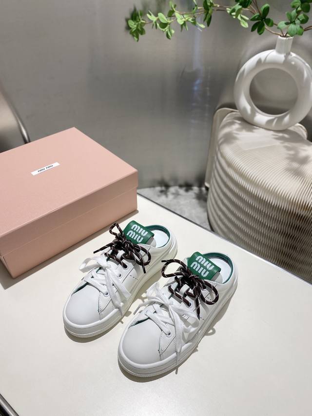 出厂满帮 拖鞋 缪缪2025春夏新款 毛毛休闲小白鞋上新，官网主推款 简约的格板设计 级具辨识度的鞋舌 上脚阳光 青春，随意搭配 长裙 短裙 短裤 休闲系列都能