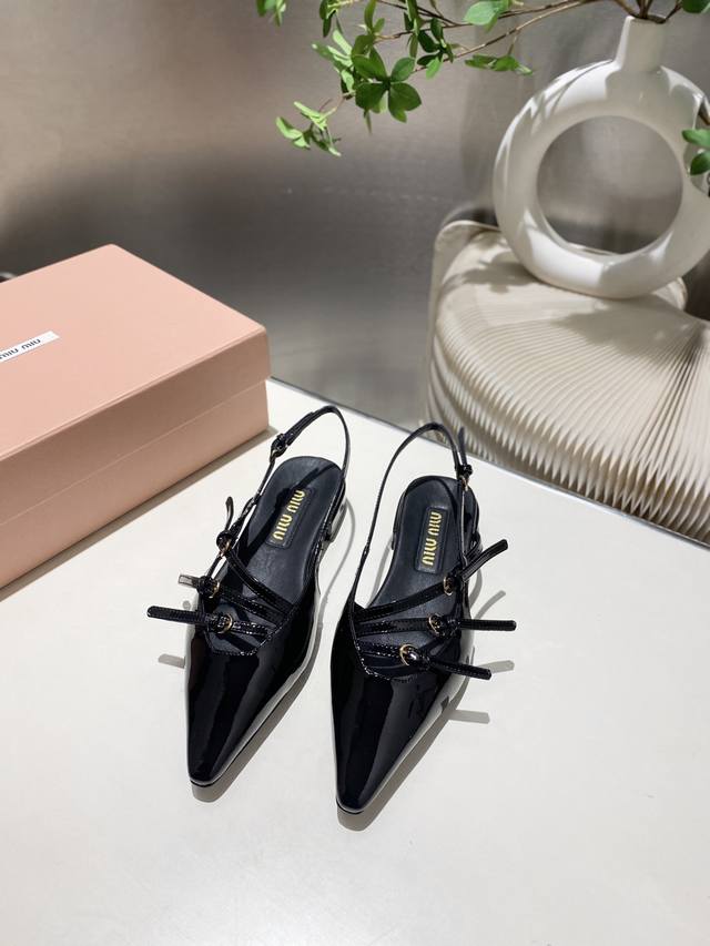 出厂 Miu Miu走秀款 2025春夏新款高跟带子 凉鞋 网红走秀款上脚非常好看.1:1定制 时尚 高跟女鞋，很好的拉伸腿部线条，让爱美的小姐姐们都能轻松驾驭