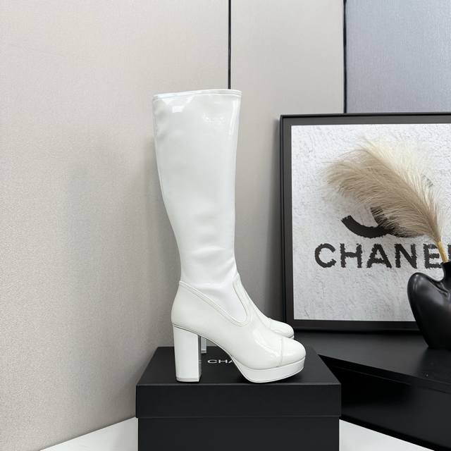 Chanel｜小香秋冬经典款弹力靴 全网最好穿的一款靴子 脚感很舒适 皮质超级柔软 尤其颜色主打秋冬它的出现就是焦点， 秋冬衣橱中任意场合都适用百搭单品！ 鞋面