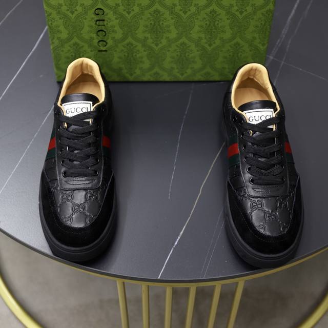 出厂价Pp： 品牌：古奇Gucci 标准码：38-44 45订做 等级：官网同款 材料：原厂皮料拼接 舒适透气羊皮内里 原厂耐磨大底 款式类别：男士时尚休闲鞋