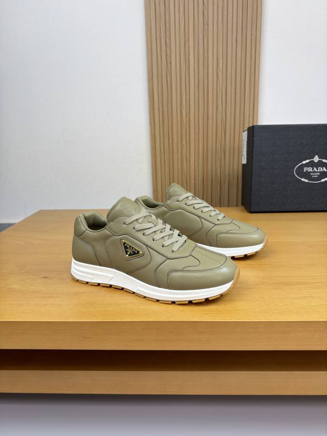 Prada 普拉达 -高端品质 原单 休闲运动鞋 -鞋面：进口纳帕小牛皮、鞋舌丝印.后跟.空压品牌Logo、鞋身车缝品牌金属扣件 -内里：水染打孔牛皮 -大底：