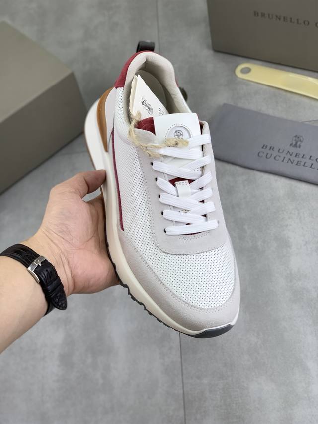 出厂价Pp 实价 高版本 Bc新品 Brunello Cucinell* 低帮运动鞋 经典纱线激发了这款运动鞋的精致与运动品味。原版牛皮鞋面极致轻盈且富有弹性，