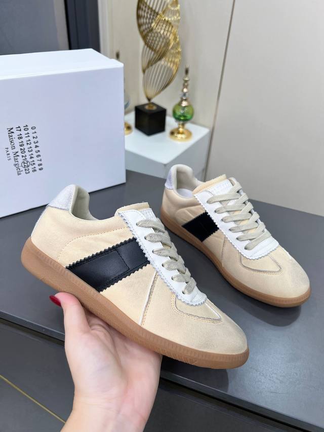 高版本35--45情侣款 ｜德训休闲板鞋，鬼才设计师品牌，一个轻奢品牌 这一款德国训练鞋延续了经典的T形真皮拼接设计，经过设计团队多次的精心改良，只为让您体验最