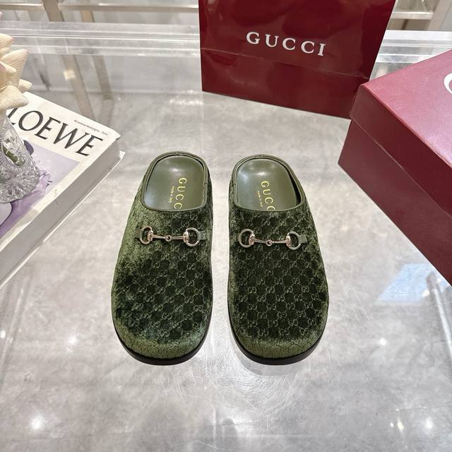 Gucci 女款:女码：36-42码 Gg在 2025 早秋系列中继续使用档案符号。 女性穆勒鞋天鹅绒面配马衔扣 古驰继续在2025年早秋系列中融入历史符号。H