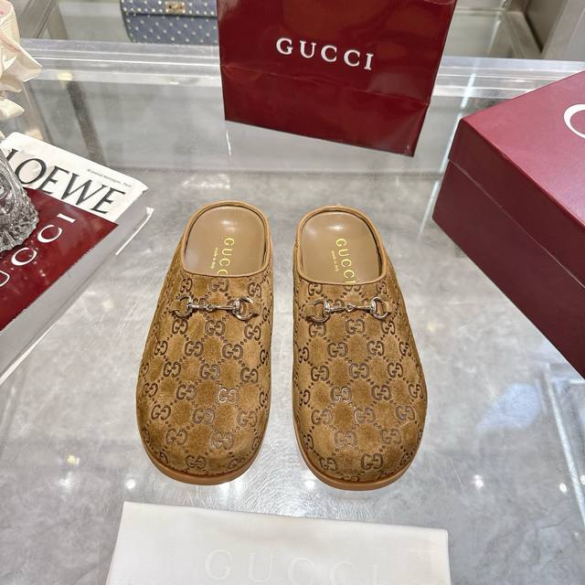 Gucci 女款:女码：36-42码 新款牛皮反绒马衔扣女士裸脚拖鞋 Gg在 2025 早秋系列中继续使用档案符号。Horsebit 硬件让人想起品牌的马术传统