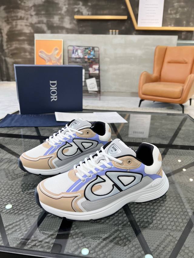 实价： Di~R 运动跑鞋 新款运动鞋以现代线条彰显时尚风范，运动鞋动感十足而不失优雅，将轻盈质感与灵活性能集于一身，尽显品牌精湛工艺，鞋面采用进口网眼织物科技