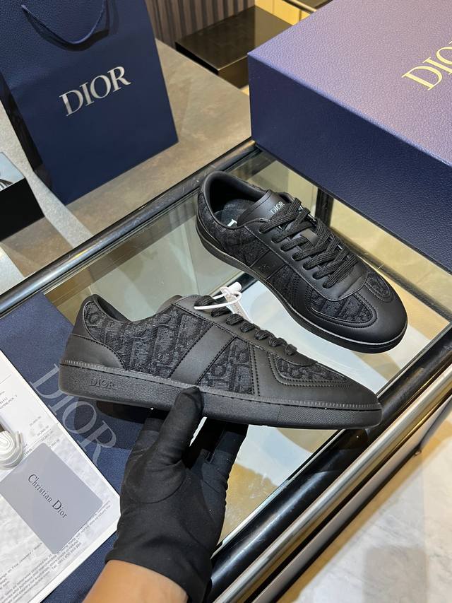 实价： 高版本 迪奥 D家新款，原版开发。经典舒适的一款德训鞋。面料牛皮，内里牛皮。情侣款 ，码数：35-45