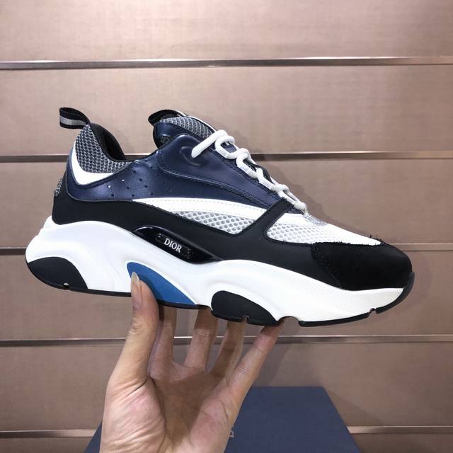 出厂价P 迪奥 情侣休闲鞋，采用质感厚实，白色橡胶底，鞋面纯棉刺绣，彰显个性，鞋舌和鞋带采用Christian Dior标志装饰。 水柒牛皮内里，牛皮垫脚。 情