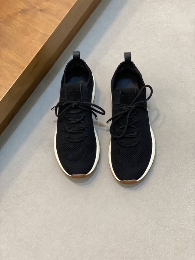 Dior迪奥最新男士时尚运动鞋 这款单品从复古慢跑鞋汲取灵感。采用厚实的低帮设计，精选网眼织物拼接鞋面，搭配超轻橡胶发泡鞋底。侧面带有浮雕“Di～R”标志装饰。