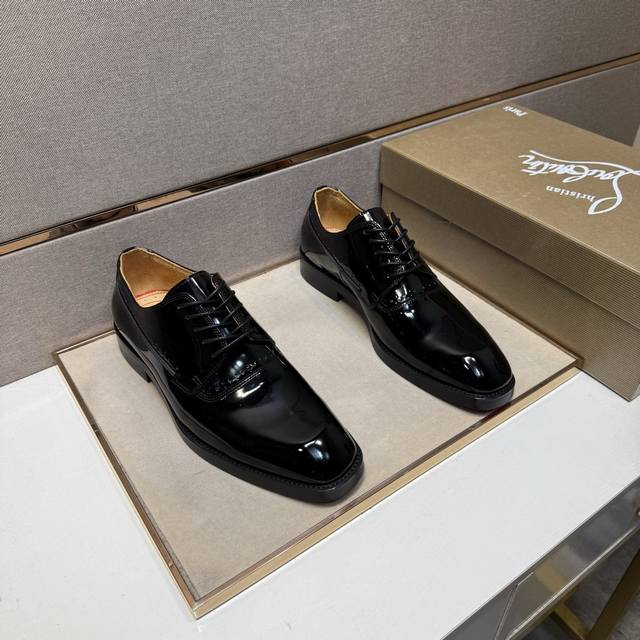 出厂价Pp Cl～ 男士休闲正装皮鞋 2025Z柜同步发售 码数:39-44 # 3个颜色鞋面选用牛皮拼接牛皮内里，舒适透气，鞋底：原版舒适耐磨大底，实物拍摄实