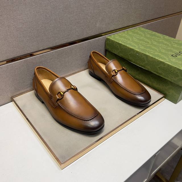出厂价Pp 古驰～ 男士休闲皮鞋 2025Z柜同步发售 码数:38-44# 2个颜色鞋面选用牛皮拼接牛皮内里，舒适透气，鞋底：原版舒适耐磨大底，实物拍摄实物更赞