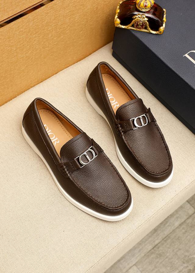 商品商标：Dior 迪奥 休闲皮鞋 正码码数: 39-44 38.45.46订做 商品材料：精选 意大利进口头层荔枝小牛皮鞋面+经典五金扣，进口水染牛皮内里。强