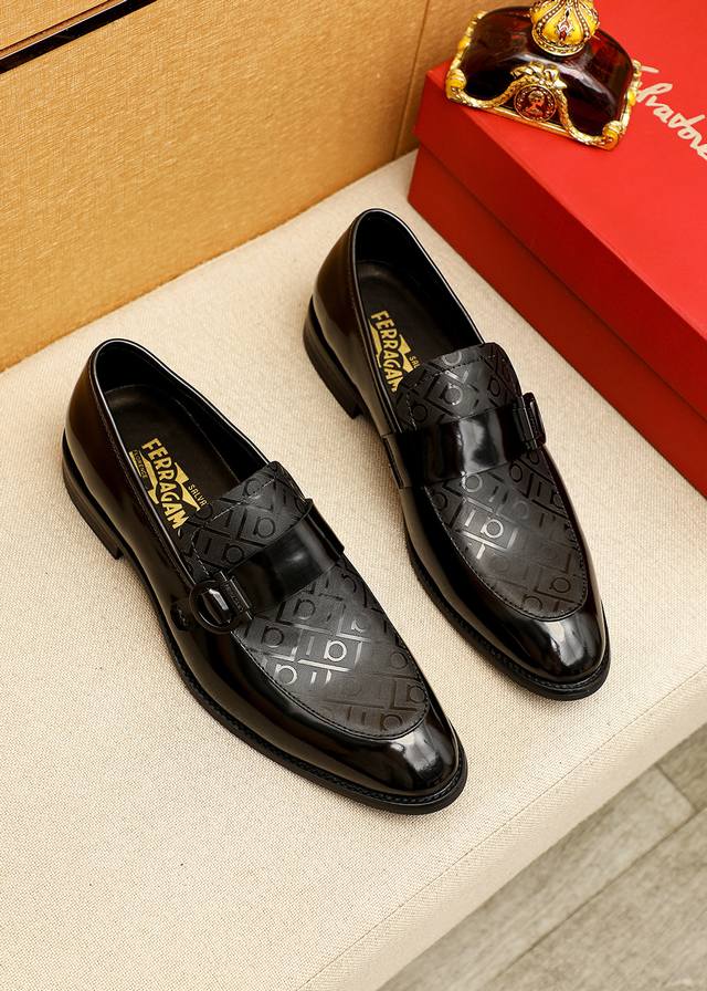 商品商标：Ferragamo 菲拉格慕 休闲皮鞋 正码码数: 39-44 38.45.46订制 商品材料：精选 进口小牛皮压花鞋面+经典五金扣，进口水染牛皮内里