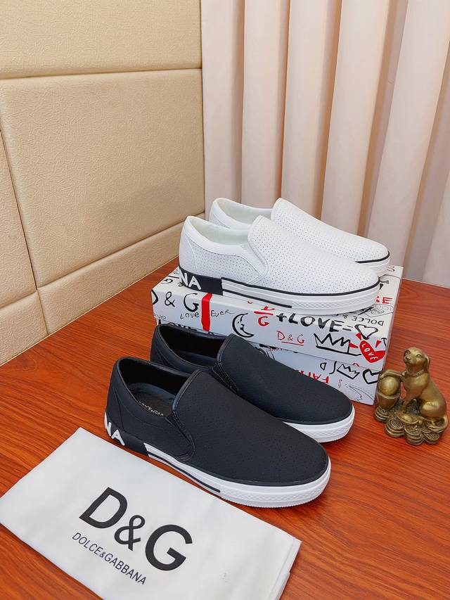 价： Dg 最新官网休闲、男鞋原单品质进口头层牛皮反绒拼接羊里 论材料做工完胜市场所有版本最高品质出货 实物拍摄，面料进口凸显品牌独特魅力鞋带也是原版定制经典系