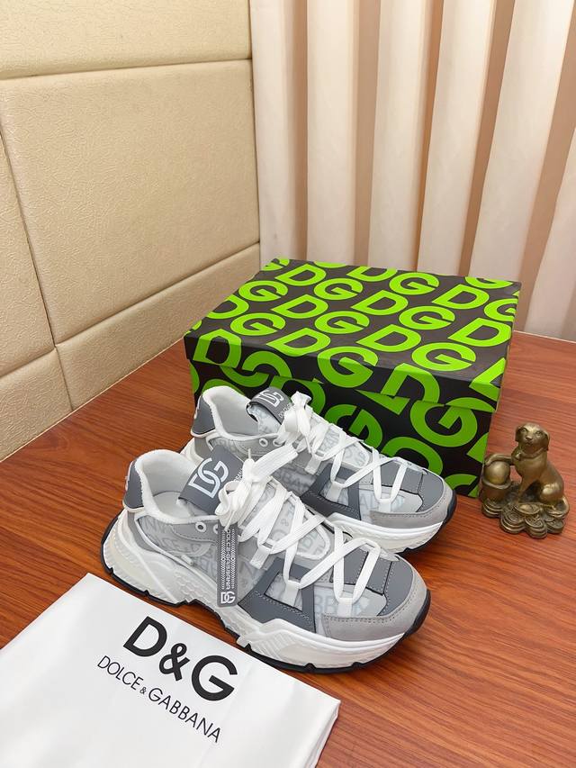 价： Dg～ 男士休闲鞋 Z柜同步发售 鞋面选用牛皮拼接布料网布内里，舒适透气，鞋底：原版舒适耐磨大底，实物拍摄实物更赞码数:35-46