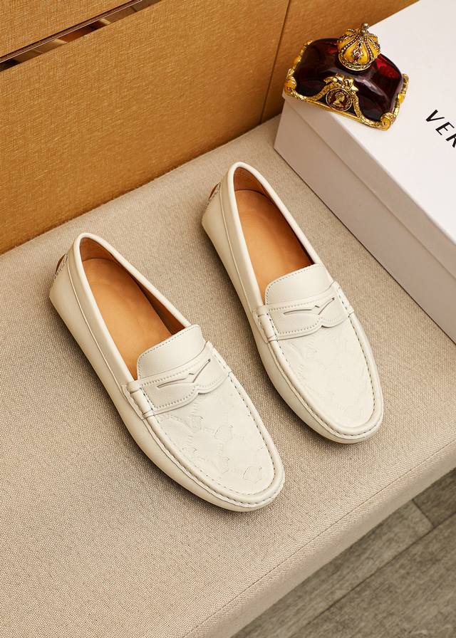 商品商标：Versace 范思哲 豆豆鞋 正码码数: 38-44 37.45.46订制 商品材料：精选 进口头层牛皮压花鞋面，进口猪皮内里。强烈立体视觉效果，橡