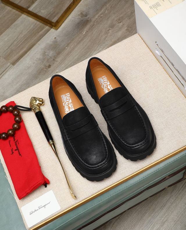 出厂价P 水染牛里 菲拉格慕 高端 Salvatore Ferragamo 是国际顶级的鞋类奢侈品牌，来自时尚王国意大利，以传统手工设计和款式新颖誉满全球 专柜