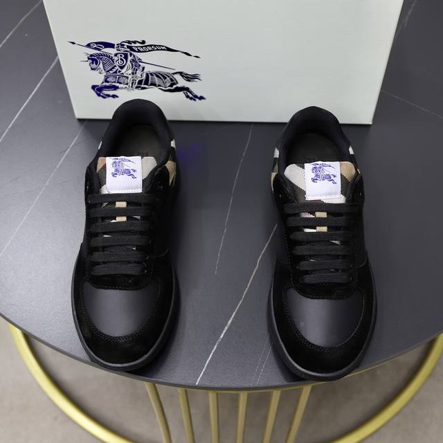 出厂价Pp： 顶级原单情侣款B家巴宝莉2025Ss男士经典低帮运动鞋，头层牛皮打造，装饰焕新的品牌徽标。头层牛皮垫脚，鞋跟饰有 Burberry 字母压花徽标，