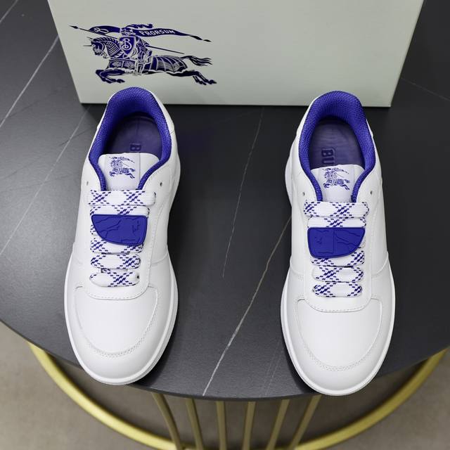 出厂价Pp： 顶级原单情侣款B家巴宝莉 Ss男士经典低帮运动鞋，头层牛皮打造，装饰焕新的品牌徽标。头层牛皮垫脚，鞋跟饰有 Burberry 字母压花徽标，Tpu