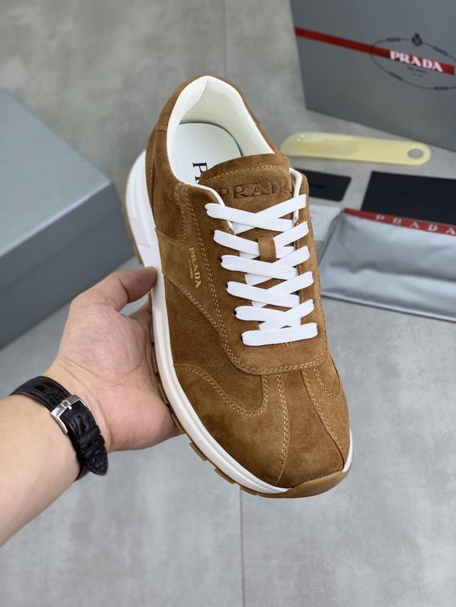 工厂P价P 实价 高品质牛里 Prada 普拉达经典款男鞋官网最新款上市了1：1复制，香港同步，走秀同台；全部采用小牛皮进口牛皮内里、橡胶大底原版防滑耐磨；着脚