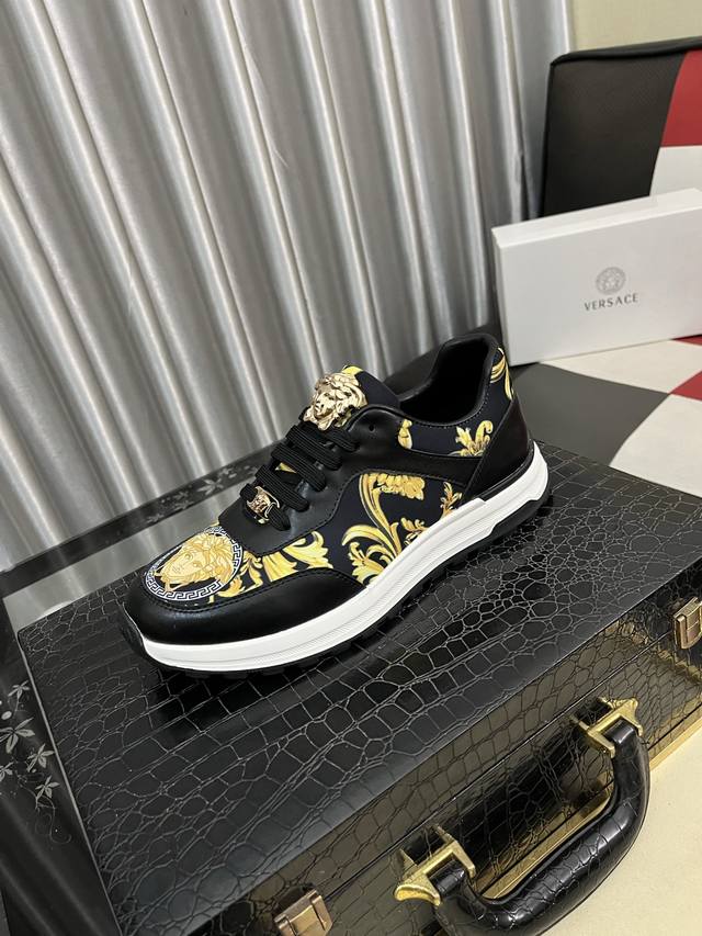 出厂价Pp： Versace 范思哲 原单品质.～ 独特现代风运动鞋。休闲鞋潮男必备款 意大利进口原版品牌，进口原版皮，羊里 拒绝脱色磨脚 鞋底：原厂特供原版底