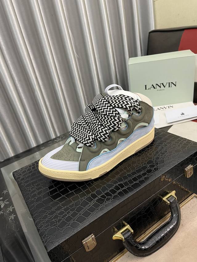 出厂价Pp： 浪凡Lanvin 限定系列；沉稳、笃定、活泼、经典与潮流、成熟与青春；诠释多面魅力组合构成一个五彩斑斓的艺术品浪凡情侣款面包鞋，运动鞋，德训鞋，高