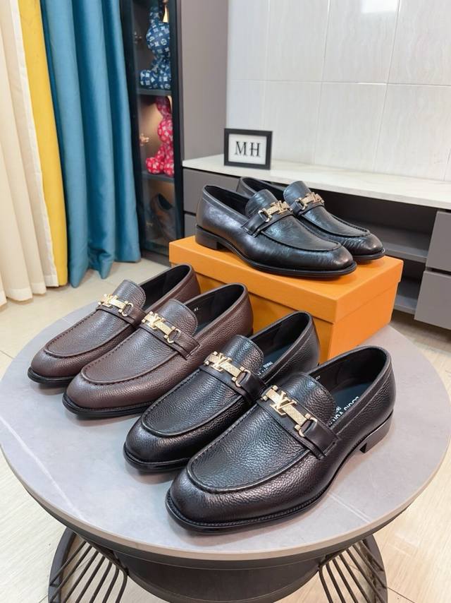 出厂价P 牛里 Lv 路易威登新款开边猪皮鞋最火爆的经典之做。官网同步，鞋面采用意大利进口鞋面压纹舒适的牛皮内里，时尚气息，独特品牌独特工艺。彰显了新一年度的爆