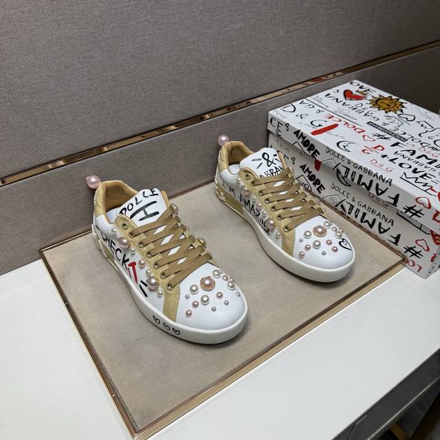 出厂价Pp Dg～ 情侣装休闲鞋 2025Z柜同步发售 码数：35-44 # 1个颜色鞋面选用多材质拼接真皮内里，舒适透气，鞋底：原版舒适耐磨大底，实物拍摄实物