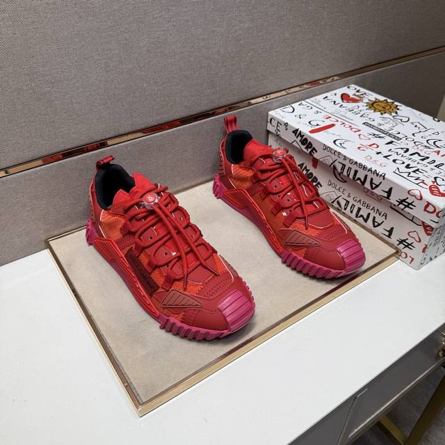 出厂价Pp Dg～ 情侣装休闲鞋 2025Z柜同步发售 码数：35-44 # 1个颜色鞋面选用多材质拼接网布内里，舒适透气，鞋底：原版舒适耐磨大底，实物拍摄实物