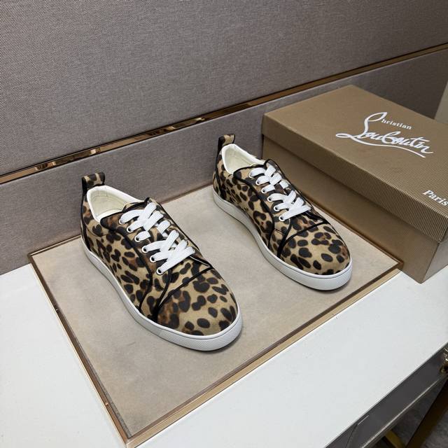 出厂价Pp Cl～ 情侣装休闲鞋 2025Z柜同步发售 码数:女36-40，男38-44 # 1个颜色鞋面选用多材质拼接真皮内里，舒适透气，鞋底：原版舒适耐磨大