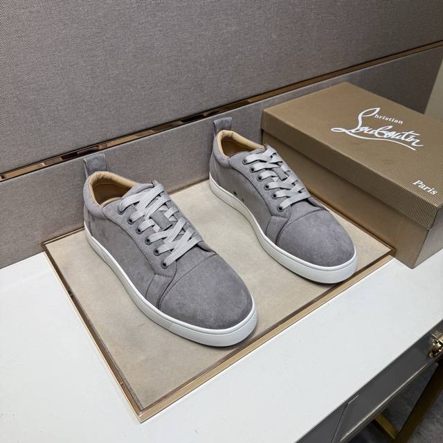 出厂价Pp Cl～ 情侣装休闲鞋 2025Z柜同步发售 码数:女36-40，男38-44 # 2个颜色鞋面选用多材质拼接真皮内里，舒适透气，鞋底：原版舒适耐磨大