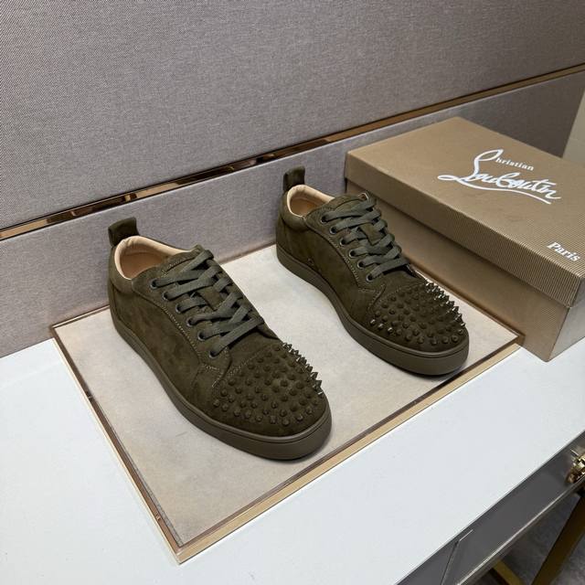 出厂价Pp Cl～ 情侣装休闲鞋 2025Z柜同步发售 码数:女36-40，男38-44 # 4个颜色鞋面选用多材质拼接真皮内里，舒适透气，鞋底：原版舒适耐磨大