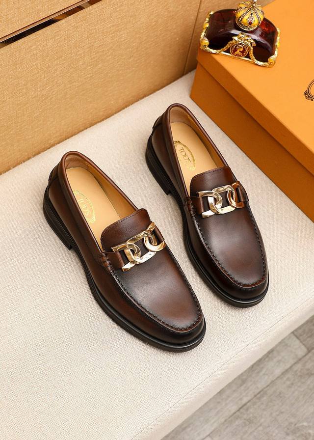 商品商标：Tods 托德斯 休闲皮鞋 正码码数: 39-44 38.45.46订制 商品材料：精选 头层小牛皮鞋面+奢华五金扣，进口牛皮内里。强烈立体视觉效果，