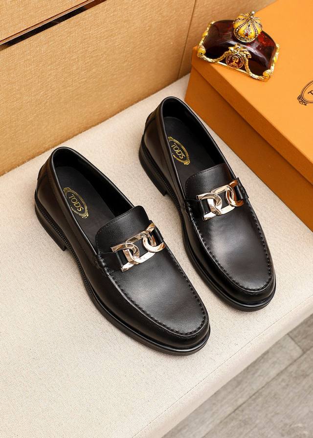 商品商标：Tods 托德斯 休闲皮鞋 正码码数: 39-44 38.45.46订制 商品材料：精选 头层小牛皮鞋面+奢华五金扣，进口牛皮内里。强烈立体视觉效果，