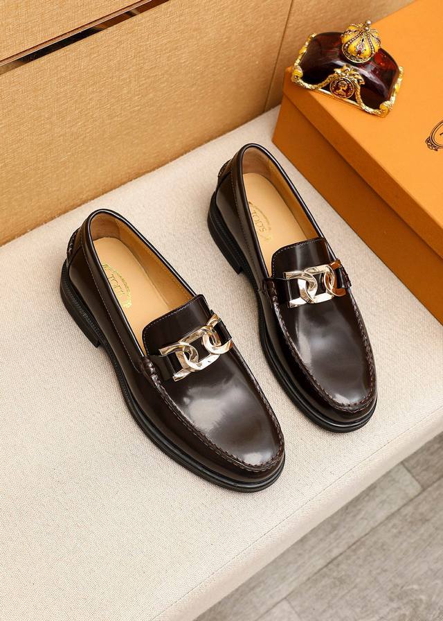 商品商标：Tods 托德斯 休闲皮鞋 正码码数: 39-44 38.45.46订制 商品材料：精选 头层开边珠牛皮鞋面+奢华五金扣，进口牛皮内里。强烈立体视觉效