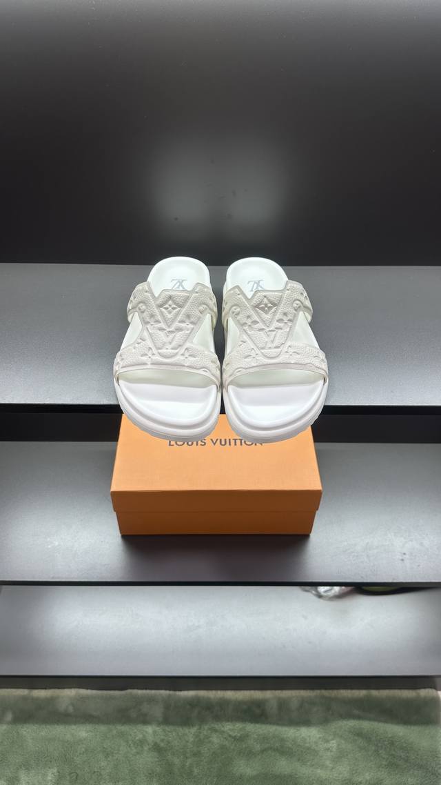 顶级代购 Lv 男士春夏拖鞋专柜同步 鞋面意大利进口牛皮面料，标志图形高品质工艺，鞋底：原厂特供原版底，独家活动成型底超级舒适，原厂跟单货，高品质，可随意进出专