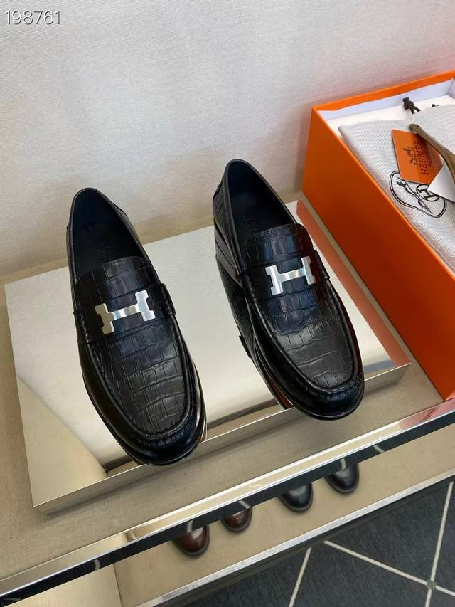 HerméS爱马家男士Karlo系列真皮底小皮鞋 高端定制工艺，搭配标志性Paris鞋扣 采用橙色皮革鞋底，黑色橡胶嵌饰 黑色皮革楦缘 镀钯鞋扣，牛皮内底和内衬