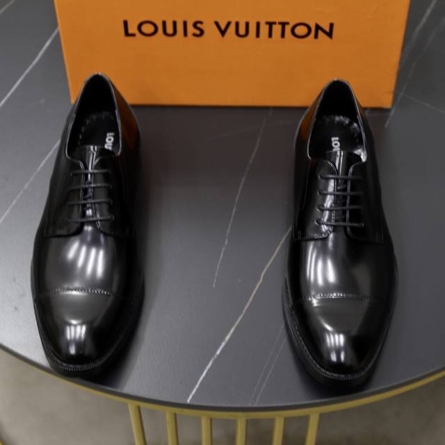 出厂价Pp： 品牌：Lv路易威登 标准码：男码38-44 45可以定做 等级：官网同款 原单品质 材料：原版牛皮面 舒适羊皮内里 原版大底 款式类别：男士时尚休