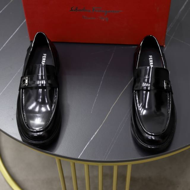 出厂价Pp： 品牌：菲拉格慕 标准码：男码38-44 45可以定做 等级：官网同款 原单品质 材料：原版牛皮面 舒适牛皮内里 原版大底 款式类别：男士时尚休闲皮