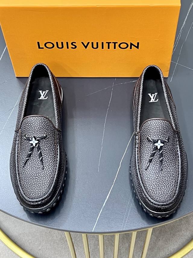 出厂价Pp： 顶级原单 品牌： Louis Vuitton Lv.路易威登 材质： 原工厂P牛皮压花1：1轻便柔软原板大底 舒适牛皮内里 款式类型：休闲商务皮鞋