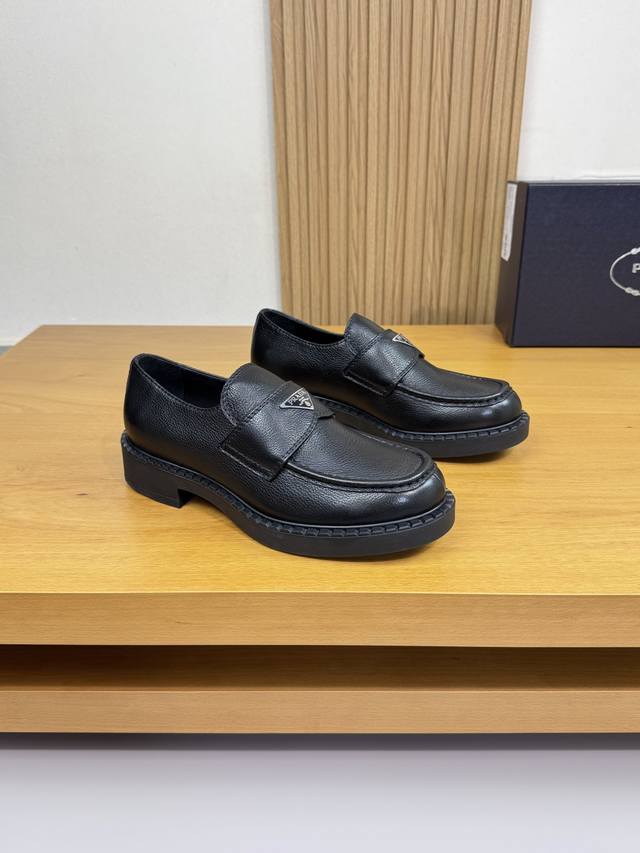 Prada 普拉达 -高端品质 原单 正装皮鞋 -鞋面：进口摔纹小牛皮手、鞋丹手工串缝马克线、品牌金属扣件横担装饰 -内里：水染牛皮 -大底：超轻Tr 橡胶；成