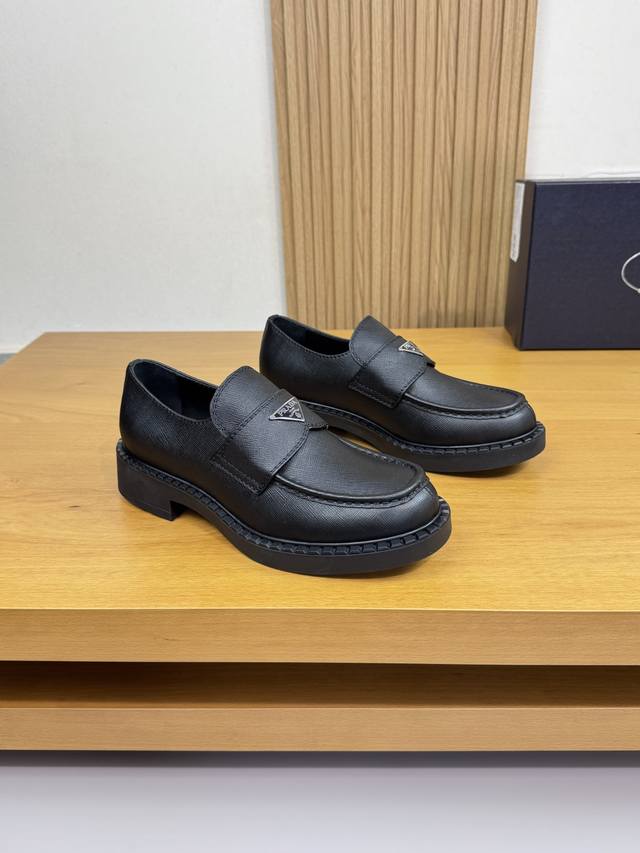 Prada 普拉达 -高端品质 原单 正装皮鞋 -鞋面：进口手掌纹小牛皮手、鞋丹手工串缝马克线、品牌金属扣件横担装饰 -内里：水染牛皮 -大底：超轻Tr 橡胶；