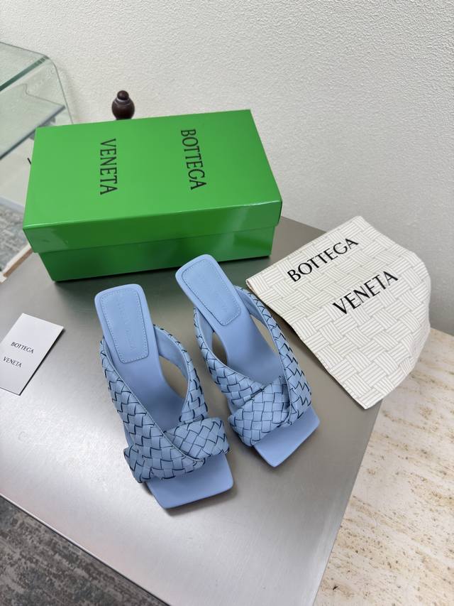 手工编织 Bv Riva 女士穆勒拖鞋 系列 高跟9Cm 手工制作 淡蓝色 这款经典款 简直Bv最新天花板啦 彩色百搭 手工而成 高档舒适 面料选用优质小羊皮