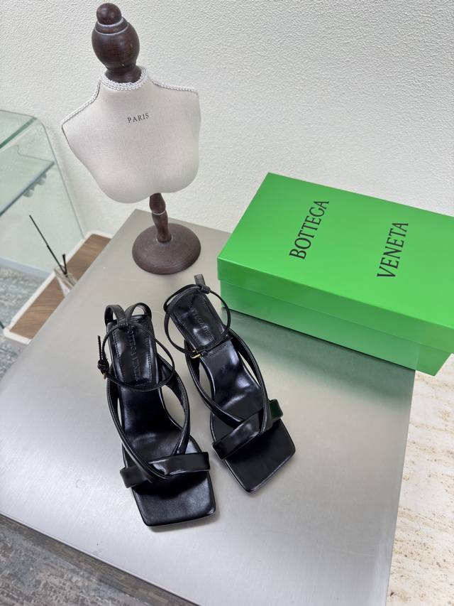 Bv Riva Strap Sandal 女士 凉鞋 系列 高跟9Cm 手工制作 黑色 这款经典款 简直Bv最新天花板啦 彩色百搭 手工而成 高档舒适 面料选用